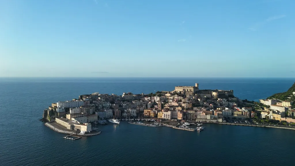 Gaeta vista dal mare