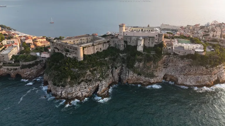 Il castello di Gaeta sulla costa